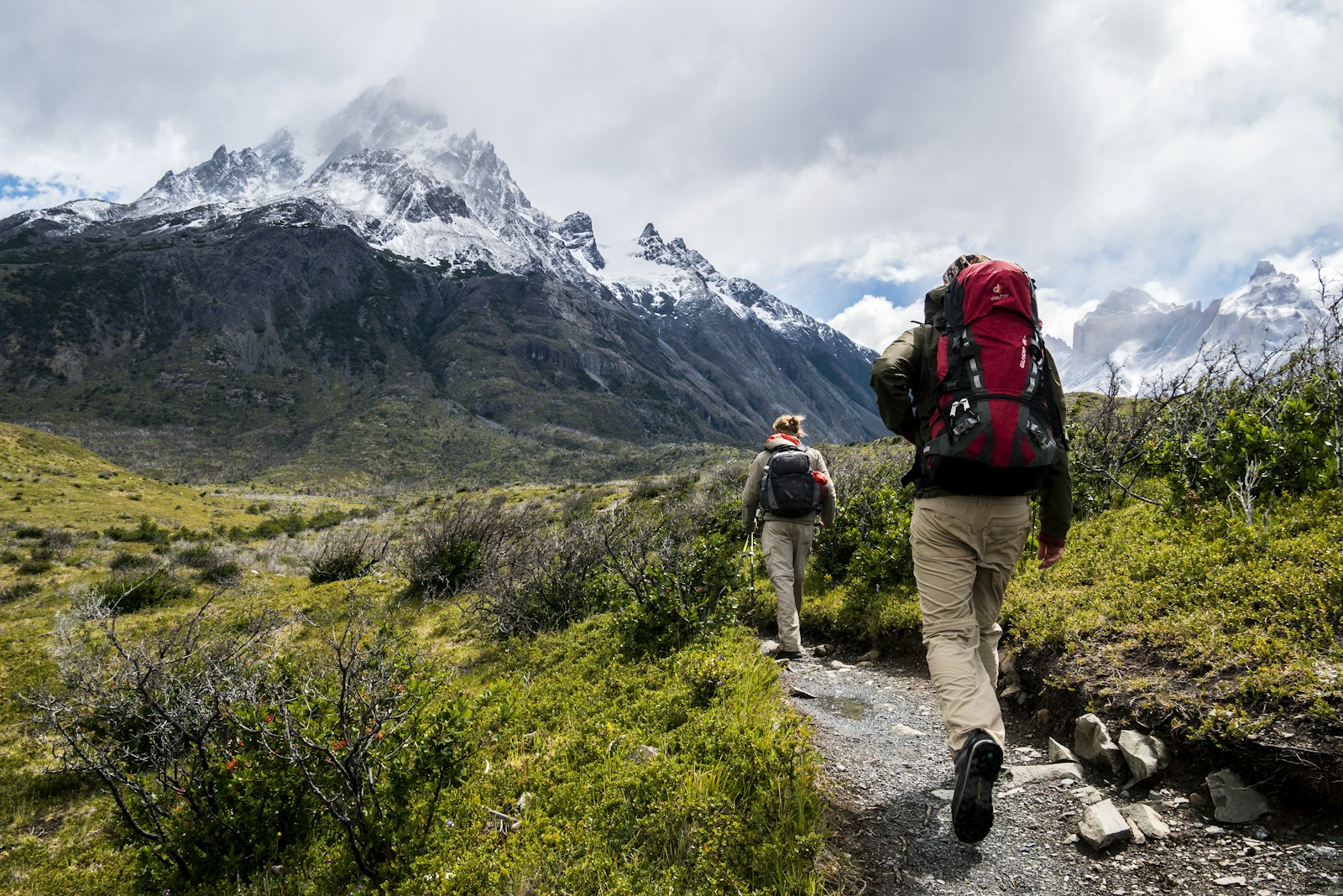 Gifts for Hikers: How to Choose Something They'll Actually Carry โ guide illustration
